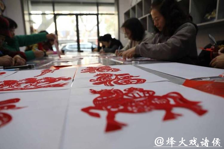 沪郊一群街坊的另类“忙年”：一张红纸、一把剪刀，共同剪出浓浓年味